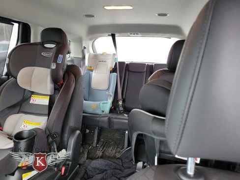 Used 2024 Kia Carnival EX image 2