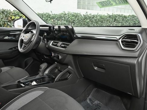 Used 2026 Chevrolet Trax LT w/ LPO, Blackout Package FWD image 37