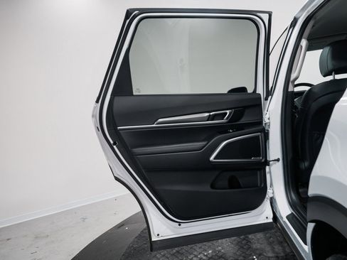 Used 2024 Kia Telluride LX image 13