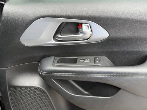 Used 2020 Chrysler Pacifica Touring-L w/ S Appearance Package FWD image 22