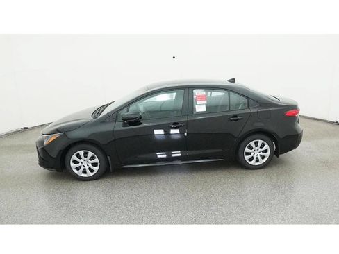 Used 2025 Toyota Corolla LE FWD image 4