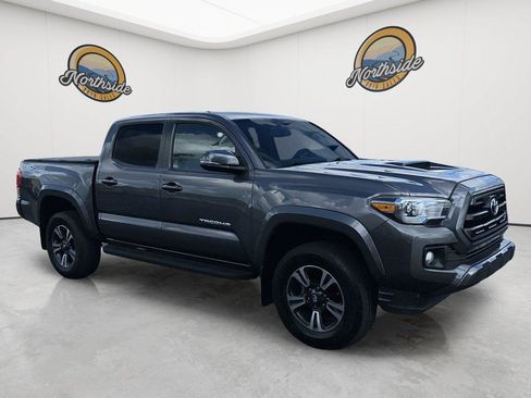 Used 2017 Toyota Tacoma TRD Sport AWD/4WD image 3