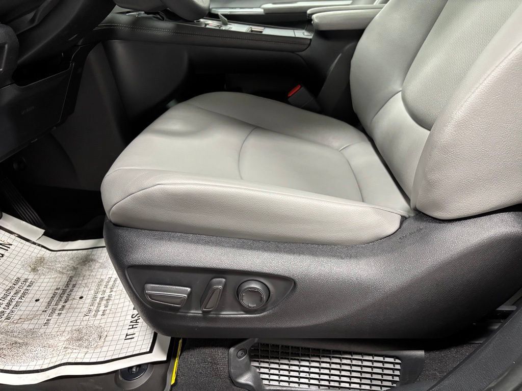 Used 2026 Toyota Sienna XLE AWD/4WD image 12