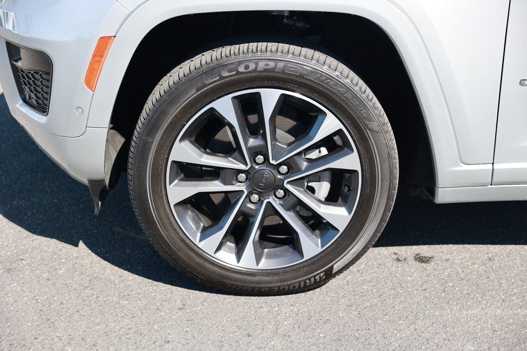 Used 2023 Jeep Grand Cherokee Overland w/ Advanced Protech Group III AWD/4WD image 11