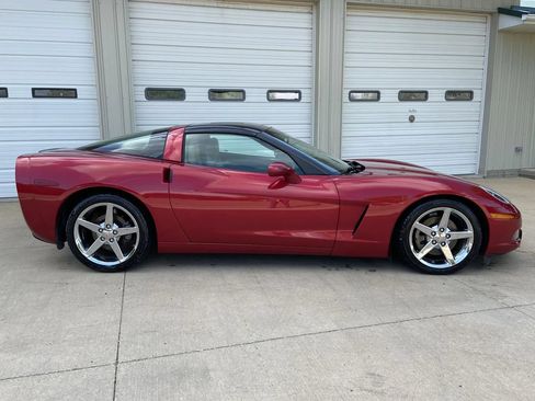 Used 2005 Chevrolet Corvette Coupe w/ Preferred Equipment Group RWD image 8