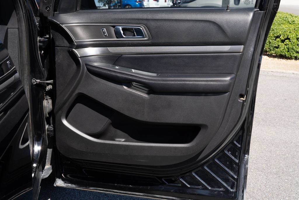 Used 2018 Ford Explorer XLT w/ Equipment Group 201A FWD image 12