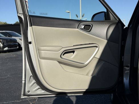 Used 2024 Kia Soul LX FWD image 8