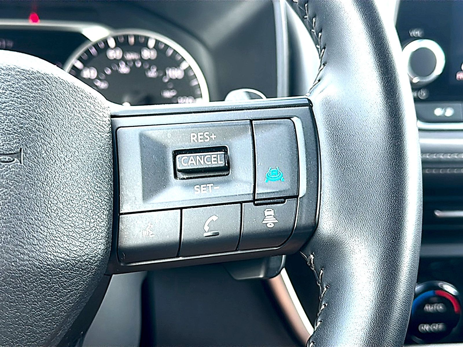Used 2025 Nissan Rogue SV FWD image 30