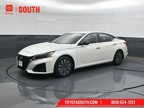 Used 2024 Nissan Altima 2.5 SV FWD image 6