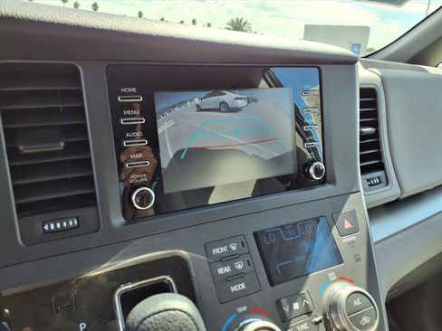 Used 2020 Toyota Sienna L image 18