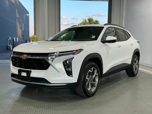 Used 2025 Chevrolet Trax LT w/ LT Convenience Package FWD image 2