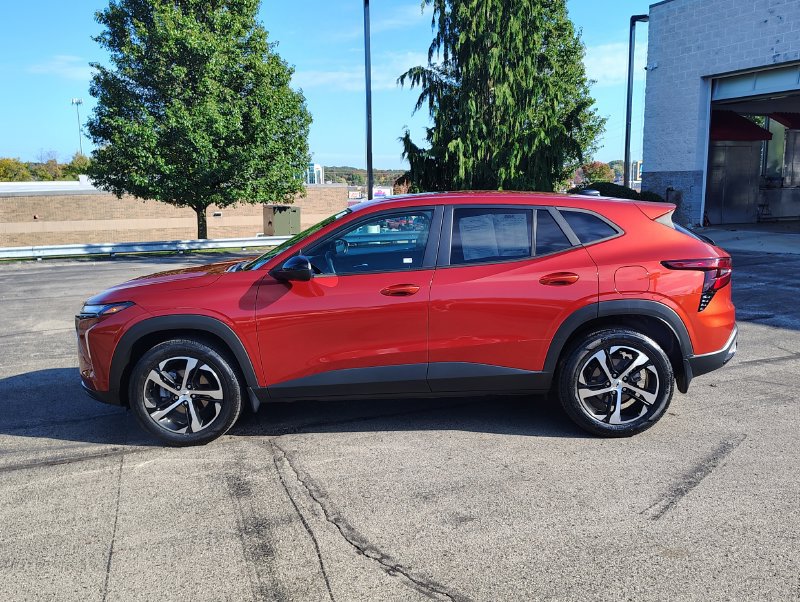 Used 2024 Chevrolet Trax RS w/ Sunroof Package FWD image 21