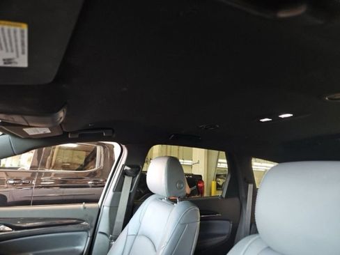 Used 2023 Buick Enclave Essence AWD/4WD image 17