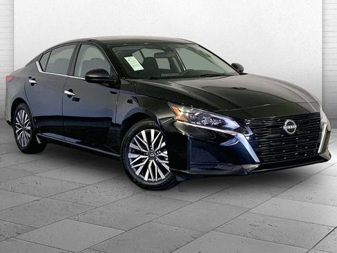 Used 2025 Nissan Altima 2.5 SV FWD image 1