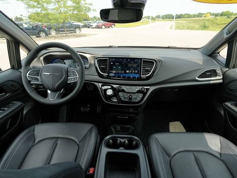 Used 2026 Chrysler Pacifica Select FWD image 27