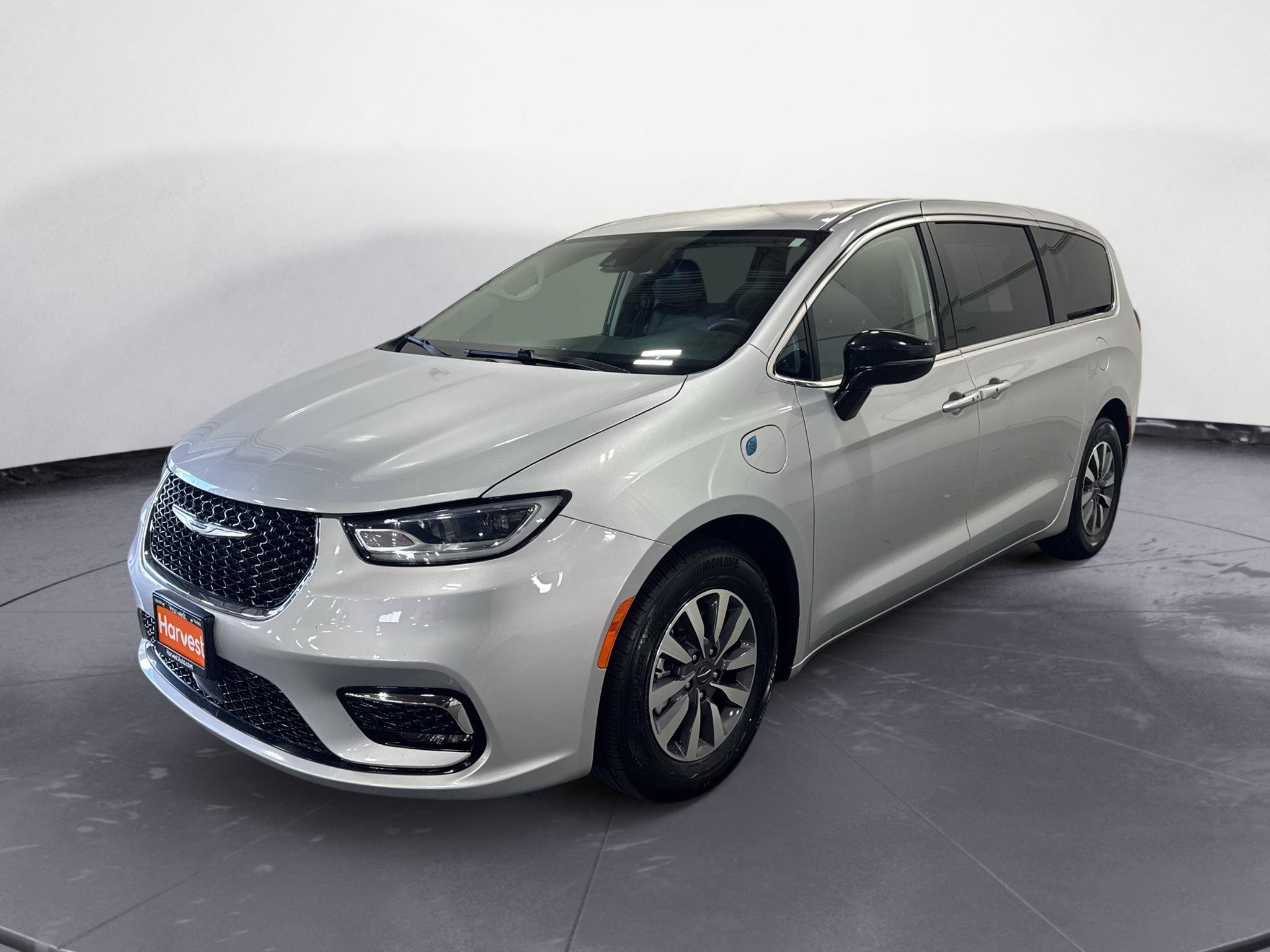 Used 2024 Chrysler Pacifica Limited FWD image 3