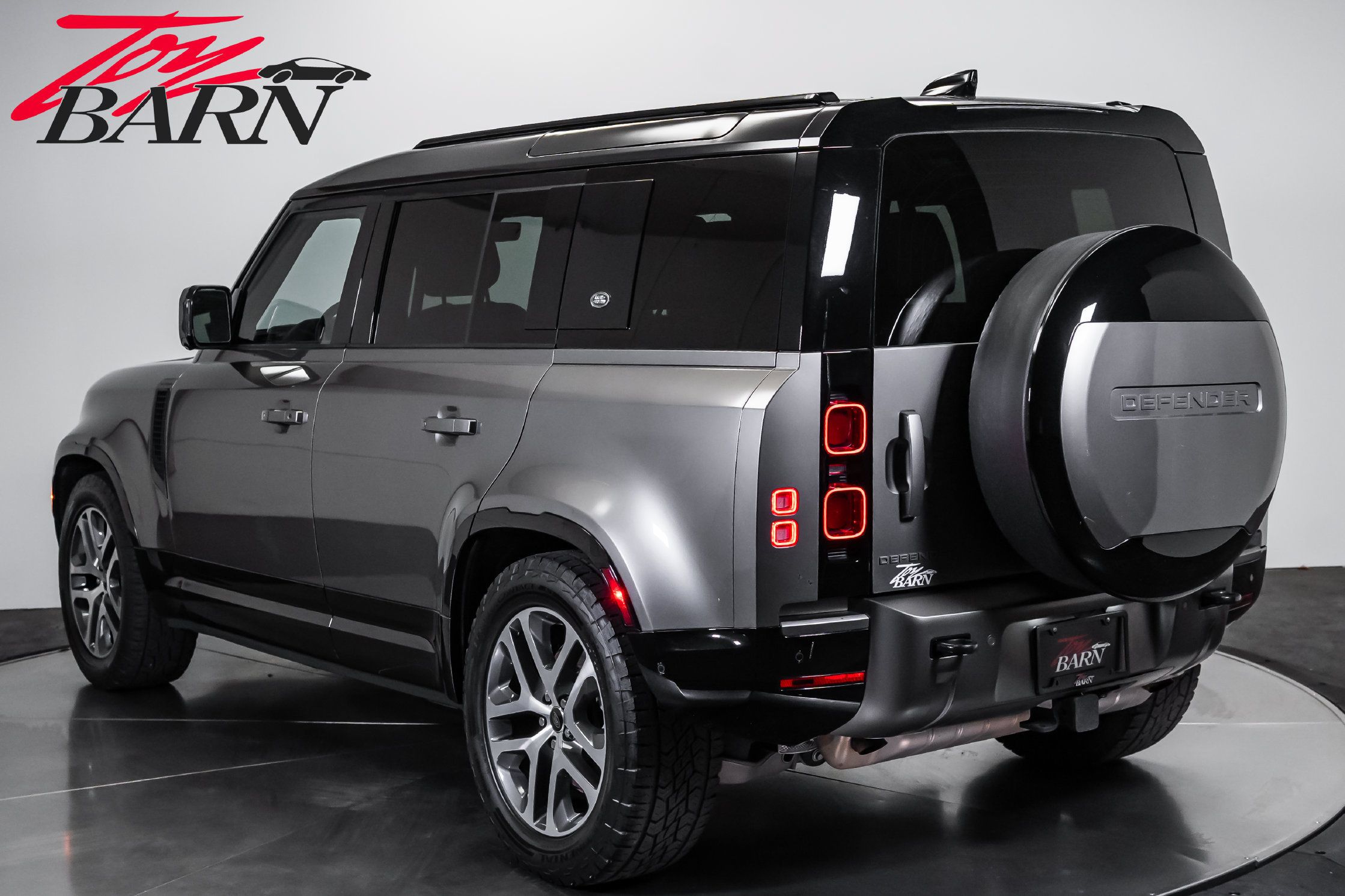 Used 2024 Land Rover Defender 110 X-Dynamic SE AWD/4WD image 3