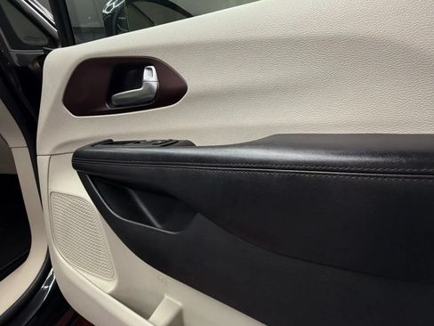 Used 2020 Chrysler Pacifica Limited FWD image 45