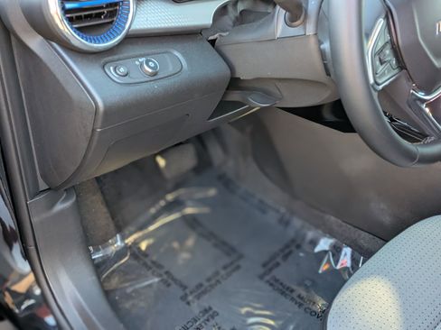 Used 2025 Chevrolet Trax LT w/ LT Convenience Package image 17