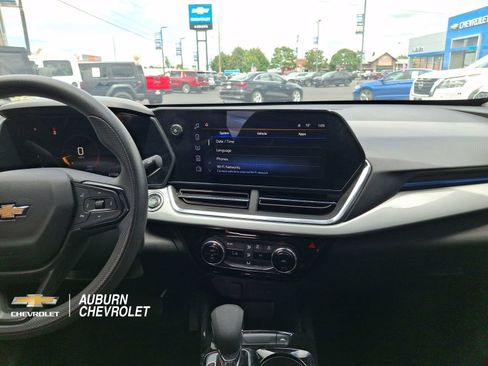 Used 2024 Chevrolet Trax LT FWD image 11