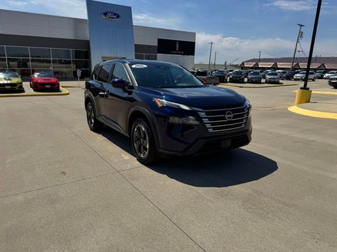 Used 2025 Nissan Rogue SV image 3