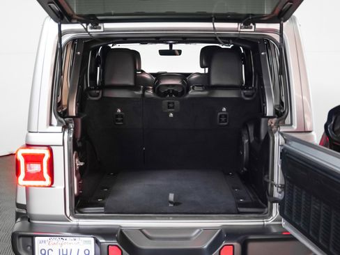Used 2019 Jeep Wrangler Unlimited Sahara image 11