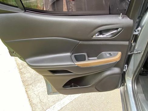 Used 2022 GMC Acadia SLE FWD image 11