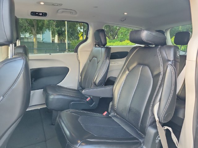 Used 2024 Chrysler Pacifica Touring-L FWD image 7