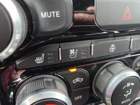Used 2024 RAM 1500 Laramie AWD/4WD image 17