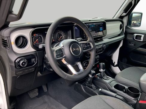 Used 2024 Jeep Wrangler Unlimited Sahara AWD/4WD image 18