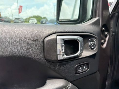 Used 2019 Jeep Wrangler Unlimited Sahara AWD/4WD image 12