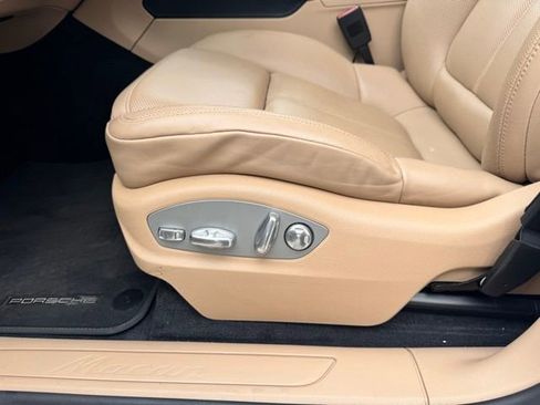 Used 2025 Porsche Macan AWD/4WD image 18