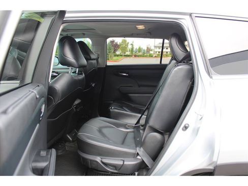 Used 2021 Toyota Highlander XLE AWD/4WD image 12