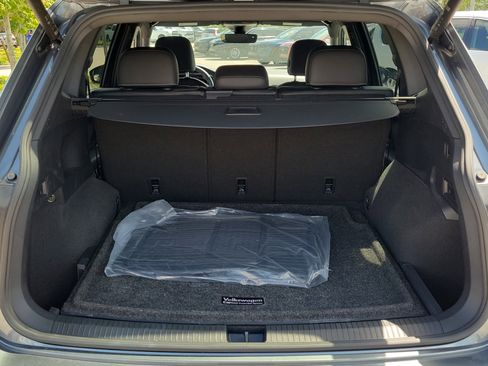 Used 2022 Volkswagen Tiguan SEL R-Line image 12