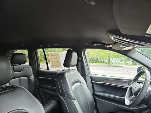 Used 2025 Jeep Grand Cherokee Limited AWD/4WD image 12