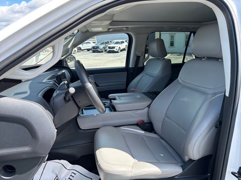 Used 2025 Ford Expedition Active AWD/4WD image 10