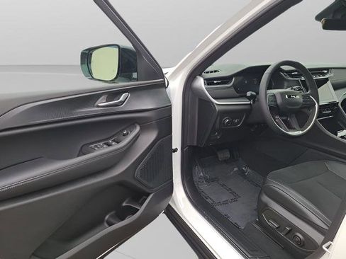 New 2025 Jeep Grand Cherokee Altitude image 6