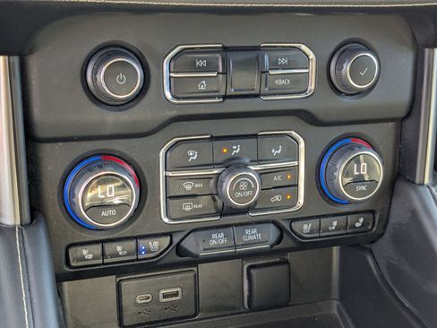 Used 2023 Chevrolet Suburban Premier image 21