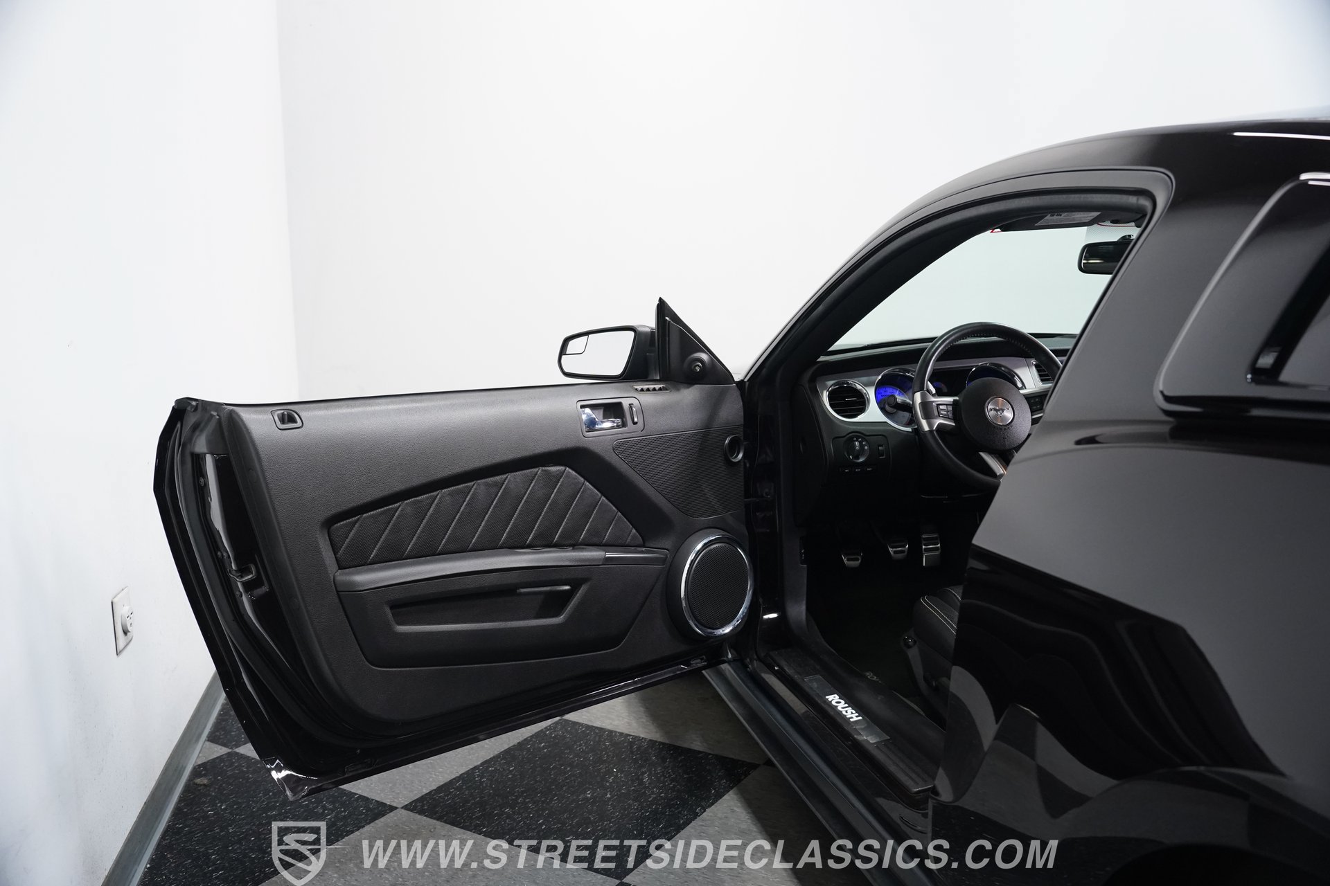 Used 2012 Ford Mustang GT Premium w/ HID Headlamps & Security Pkg RWD image 35