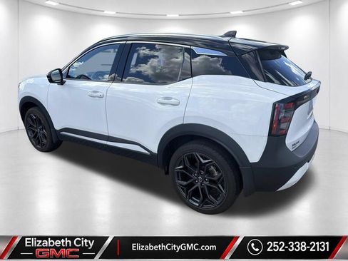 Used 2025 Nissan Kicks SR w/ SR Premium Package FWD image 5