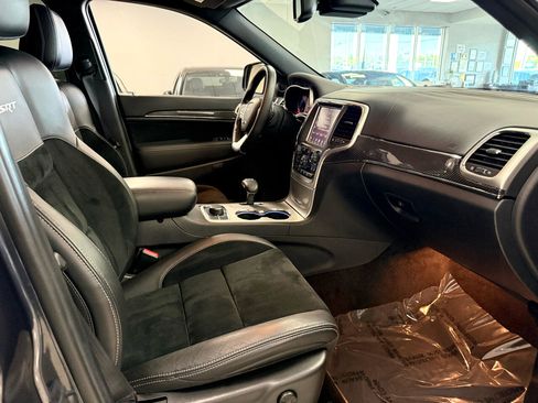 Used 2014 Jeep Grand Cherokee SRT image 25