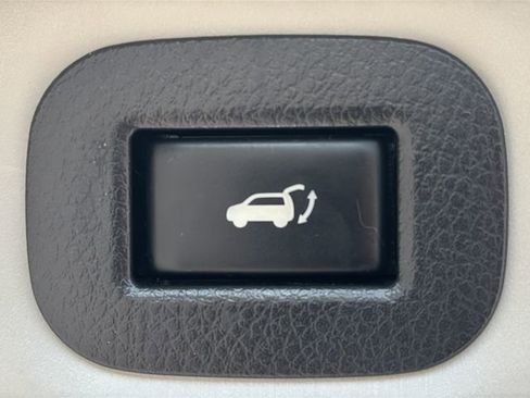 Used 2018 Nissan Rogue SV w/ Premium Package FWD image 20