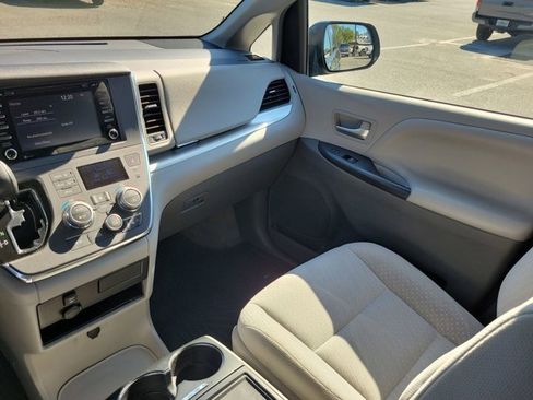 Used 2018 Toyota Sienna LE image 3