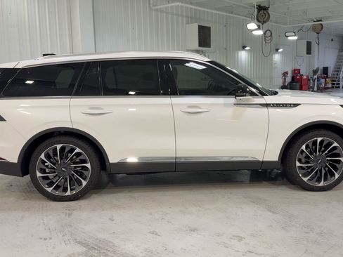 New 2025 Lincoln Aviator Reserve w/ Illumination Package image 2