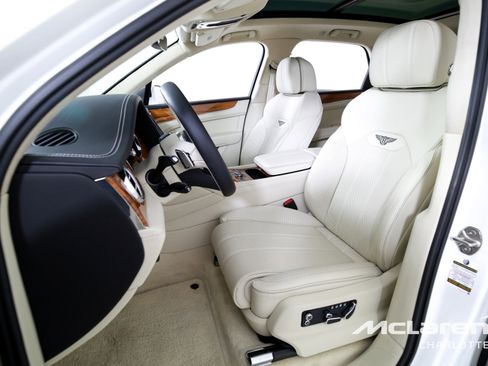 Used 2023 Bentley Bentayga Plug-In Hybrid image 11