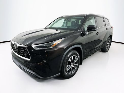 Used 2021 Toyota Highlander XLE AWD/4WD image 3
