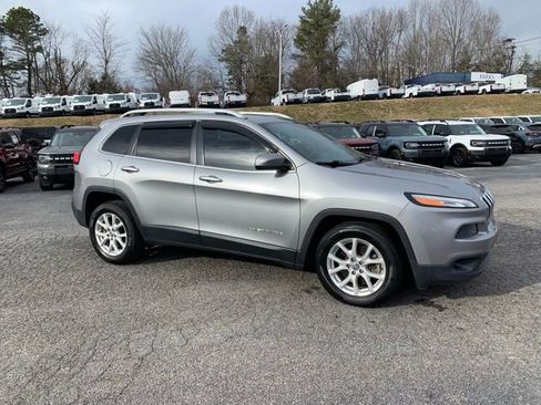 Used 2016 Jeep Cherokee Latitude w/ Comfort & Sound Group image 2