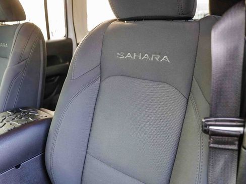 Used 2019 Jeep Wrangler Unlimited Sahara AWD/4WD image 30