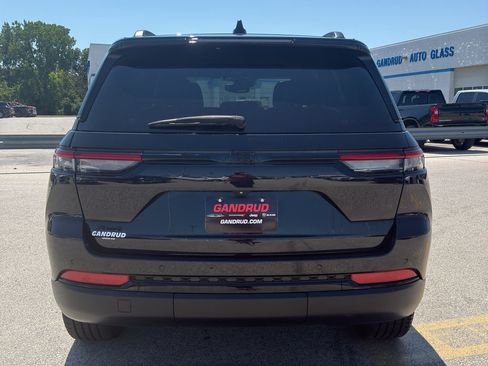 Used 2022 Jeep Grand Cherokee Altitude AWD/4WD image 7