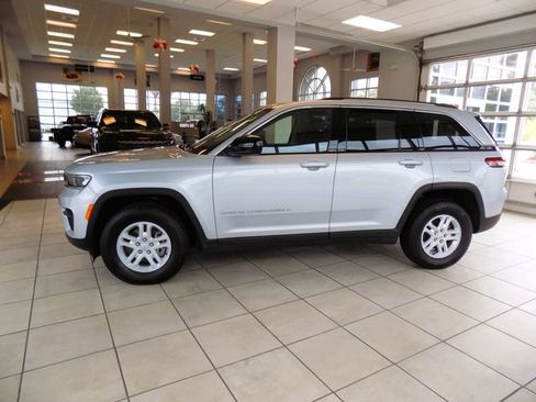 Certified 2024 Jeep Grand Cherokee Laredo RWD image 4